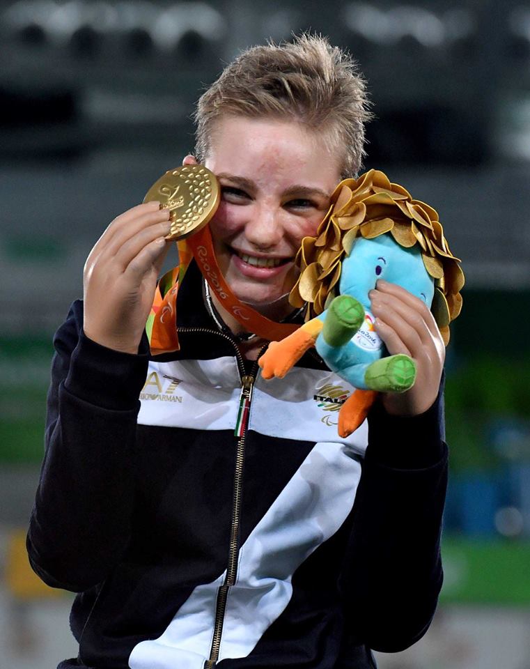Bebe Vio con la medaglia d'oro vinta mercoledì alle Paralimpiadi di Rio 2016