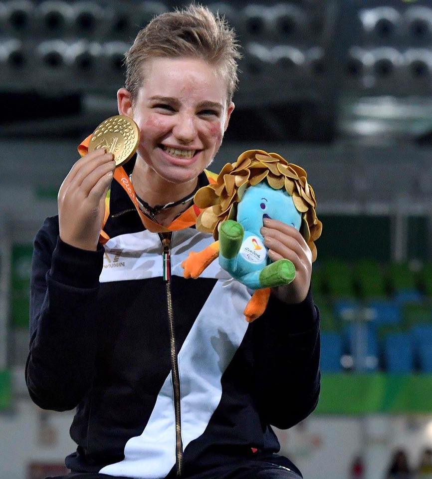 Bebe Vio con la medaglia d'Oro e la mascotte delle Paralimpiadi di Rio 2016