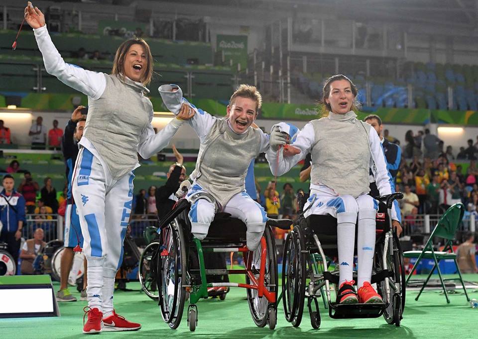 Il team Squaquero (Loredana Trigilia, Bebe Vio e Andreea Ionela Mogos) esultante dopo il Bronzo alle Paralimpiadi di Rio 2016