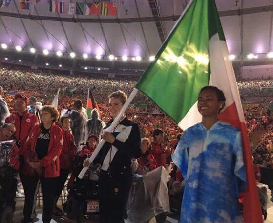 Bebe Vio è la portabandiera durante la cerimonia di chiusura delle Paralimpiadi di Rio 2016
