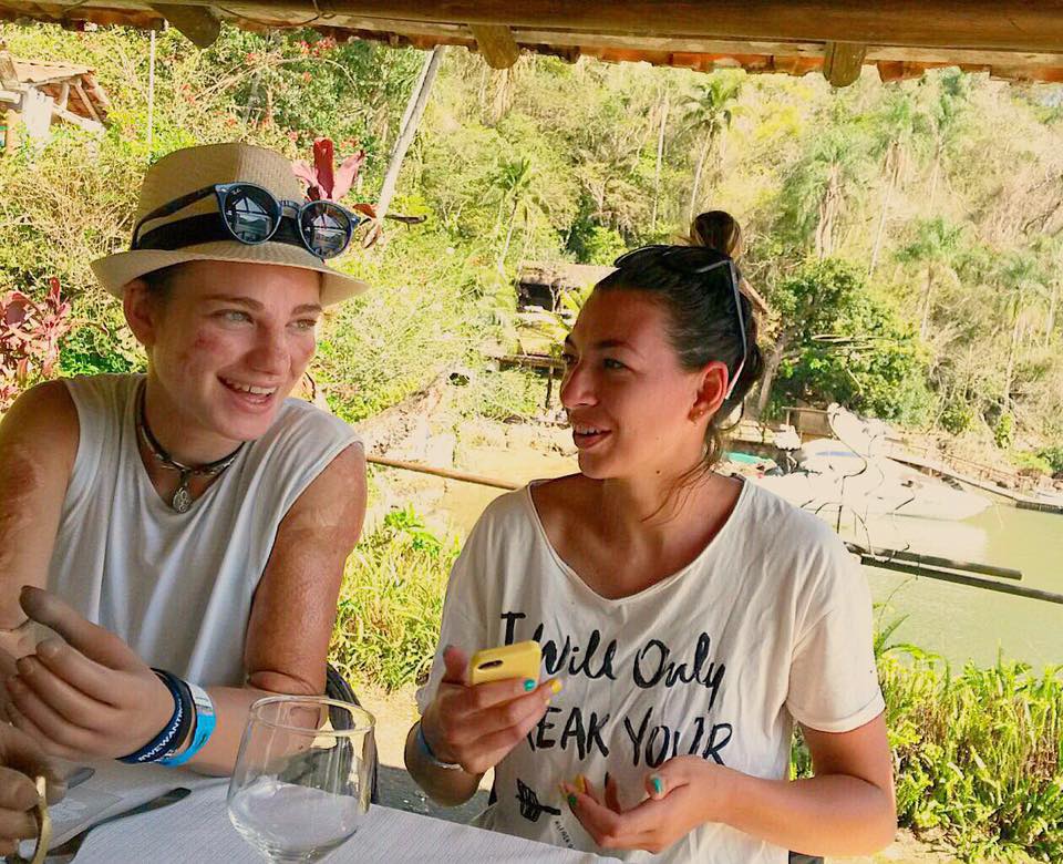 Bebe Vio con Andreea Mogos in vacanza in Brasile 